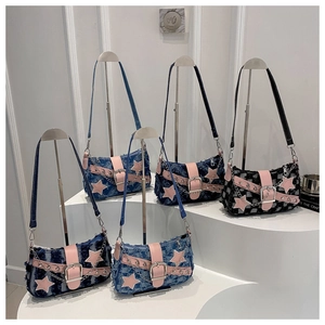 Details von fünf Denim-Taschen mit Sternen, rosa Lederriemen und Metallketten