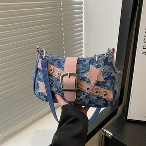 Schultertasche aus Denim mit Sternen-Patchwork, rosa Lederbesatz und Metallkette