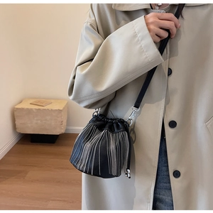 Detailansicht der schwarzen Leder-Eimertasche mit silbernen Metall-Fransenketten