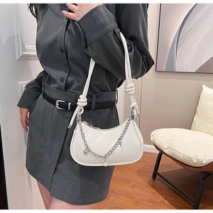 Sac demi-lune blanc avec grosse chaîne argentée et breloques de perles en cœur