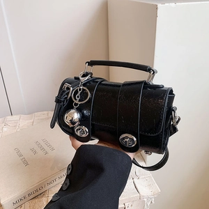 Sac Boston chic en cuir verni craquelé noir avec finitions argentées et poignée robuste