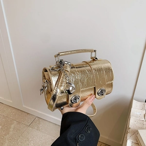 Sac Boston doré avec texture plissée métallique, poignée et bandoulière pour femmes