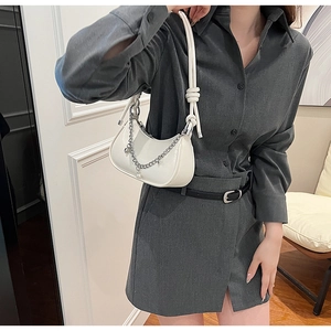Sac sous le bras blanc en demi-lune avec chaîne argentée et bandoulière à nœuds