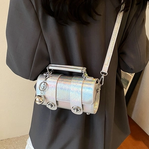 Sac Boston argenté chic pour femme avec finition irisante et double fermoir en métal