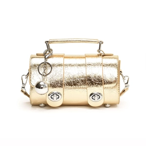 Sac Boston doré effet froissé métallique avec pendentif boule miroir sur fond blanc