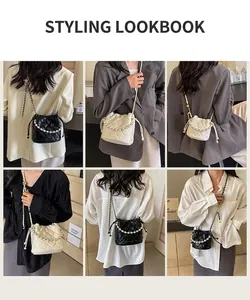 Détail du sac seau matelassé avec poignée en perles et cordon de serrage en chaîne