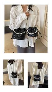 Détails du sac seau noir matelassé avec poignée en perles et bandoulière chaîne
