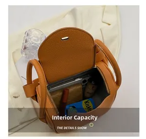 Intérieur spacieux du sac seau en cuir marron avec compartiments pour maquillage