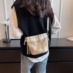 Schicke beige Kordelzug-Beuteltasche mit silbernen Kettenfransen und schlankem Schultergurt