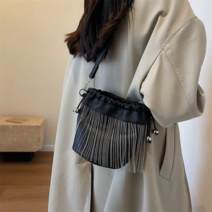 Moderne schwarze Beuteltasche mit silbernen Kettenfransen und verstellbarem Schultergurt