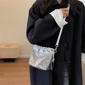 Schicke silberne Quasten-Eimertasche mit metallischen Fransen und dünnem Schultergurt