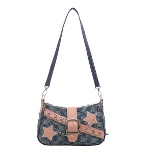 Y2K Jeans-Schultertasche mit rosa Sternen, Metallkette und Fransen auf weißem Grund