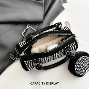 Detailansicht der genieteten Zylindertasche mit Platz für Handy und Technik im Inneren