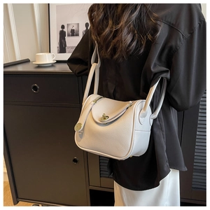 Détail du sac Lindy blanc crème en cuir grainé avec fermoir en métal doré de luxe