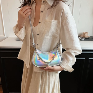 Sac bandoulière croissant argent holographique avec chaîne Y2K et breloques perles
