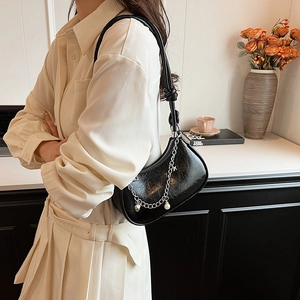 Sac croissant noir à chaîne avec breloques étoiles et détail de bandoulière nouée
