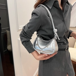 Sac sous le bras demi-lune argenté métallisé avec chaîne et poignée nouée