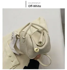 Vue détaillée du sac en cuir litchi blanc crème avec fermoir rotatif doré élégant
