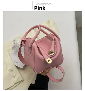 Sac seau Lindy rose en cuir à grain lychee avec détails métalliques dorés fins