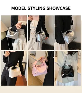 Dettaglio della mini borsa hobo in pelle lucida a pieghe con tracolla a catena