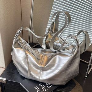 Metallic PU Leather Large Capacity Hobo Bag For Women Slouchy Shoulder Crossbody Bag Minimalist Urban Tote Bag