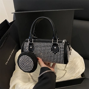 Modische schwarze Zylindertasche mit Nieten, Metallkette und kleinem Münztäschchen