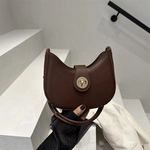 Sac à bandoulière demi-lune en cuir mat marron avec fermoir rotatif doré élégant
