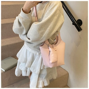 Rosa Eimertasche mit Lychee-Lederstruktur und blattförmigem Münzfach-Anhänger
