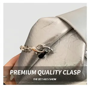 Dettaglio del gancio in metallo argento sulla borsa a mano in pelle metallizzata