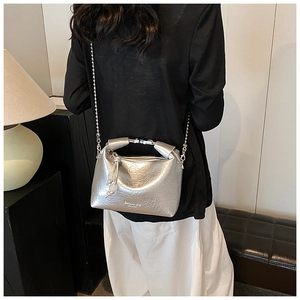 Dettaglio borsa hobo argento metallizzato con texture stropicciata e catena di perline