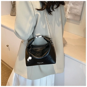 Dettaglio borsa nera increspata con catena in metallo e scritta fashion bag New York