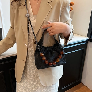 Elegante borsa a secchiello cocco nera con perline ambrate e tracolla a catena