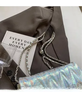 Détail du sac argenté holographique matelassé avec texture en V et bandoulière chaîne
