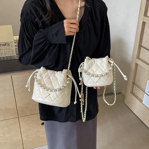 Sac seau matelassé blanc avec poignée en perles et bandoulière en deux tailles