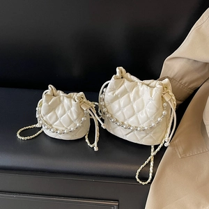 Sacs seaux beiges matelassés avec poignées en perles et bandoulières en deux tailles