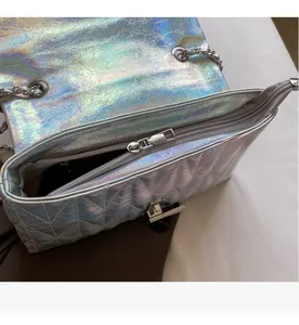 Détail du sac matelassé argent holographique avec fermeture éclair et texture cuir