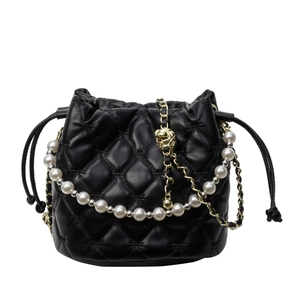 Sac seau matelassé noir tendance avec chaîne en perles et pendentif tête de mort