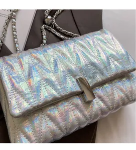 Détail macro du sac matelassé argent holographique avec chaîne et boucle en métal