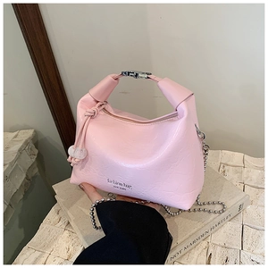 Dettaglio borsa a mano rosa in pelle PU plissettata con catena a sfere e fibbia metallica