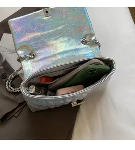 Détail de l'intérieur spacieux d'un sac à bandoulière argenté holographique chic