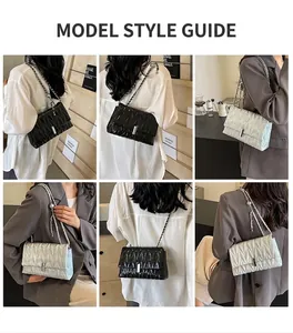 Sac bandoulière matelassé à plis porté par un mannequin en noir et argenté