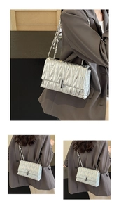 Détail du sac bandoulière argenté matelassé avec chaîne en métal et fermoir rectangulaire