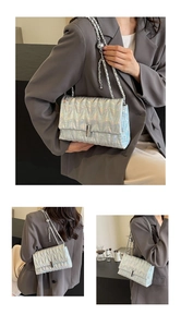 Détails du sac bandoulière argenté matelassé avec motif à vagues et chaîne métal