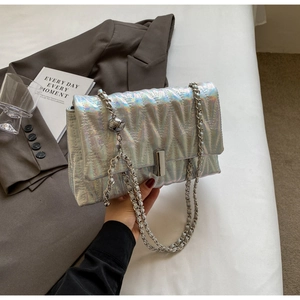 Sac bandoulière argenté matelassé avec texture plissée et détail de boule en métal