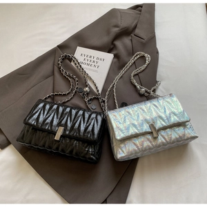 Vue détaillée des sacs matelassés à chaîne en noir classique et argent holographique
