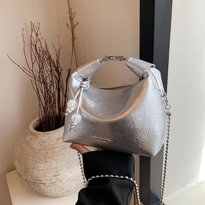 Borsa a mano argento metallizzato con tracolla a catena e logo moda impresso