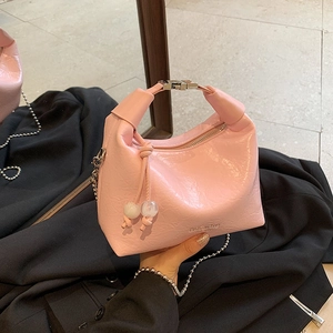 Borsa a pisello in vernice rosa con catena argento e ciondoli di perle in vista a mano