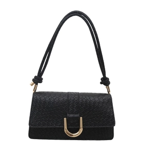 Elegante schwarze Handtasche mit Webstruktur, goldener U-Schnalle und Knotengriff