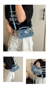 Detalles del mini bolso cuadrado en denim azul claro con lazo de perlas y hebilla redonda