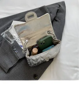 Vue intérieure du sac à chaîne argenté montrant la capacité pour téléphone et rouge